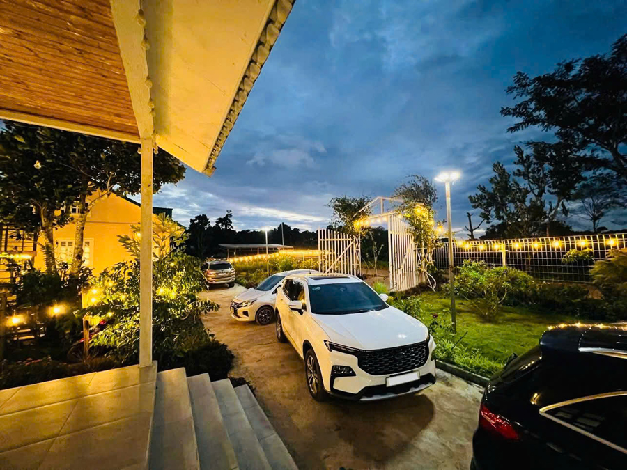 Xe đậu trước villa